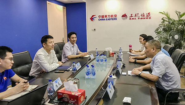 7月9日，集團(tuán)公司董事長(zhǎng)李漢東、副總經(jīng)理龔勇一行前往上航假期國(guó)際旅行社總部，拜訪上航假期總經(jīng)理靳黎軍，雙方就下一步開展更加深入的合作進(jìn)行了洽談。市場(chǎng)營(yíng)銷部、經(jīng)營(yíng)管理部相關(guān)負(fù)責(zé)人陪同參加。.png