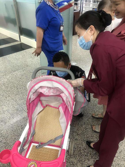 圖片1.png“真情服務(wù)”是讓旅客更加安心、放心、舒心的出行。行查室作為部門進(jìn)港服務(wù)的最后一個(gè)環(huán)節(jié)，在日常工作中也很注重服務(wù)細(xì)節(jié)。6月10日，行查室工作人員幫助旅客打開嬰兒車，為她排憂解難。.png