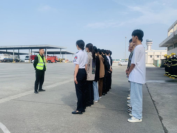 綿陽機(jī)場安檢站對閬中機(jī)場、民航校  實(shí)習(xí)生開展軍訓(xùn).png